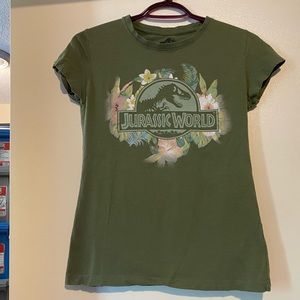 UNIVERSAL STUDIOS JURASSiC WORLD FITTED TEE